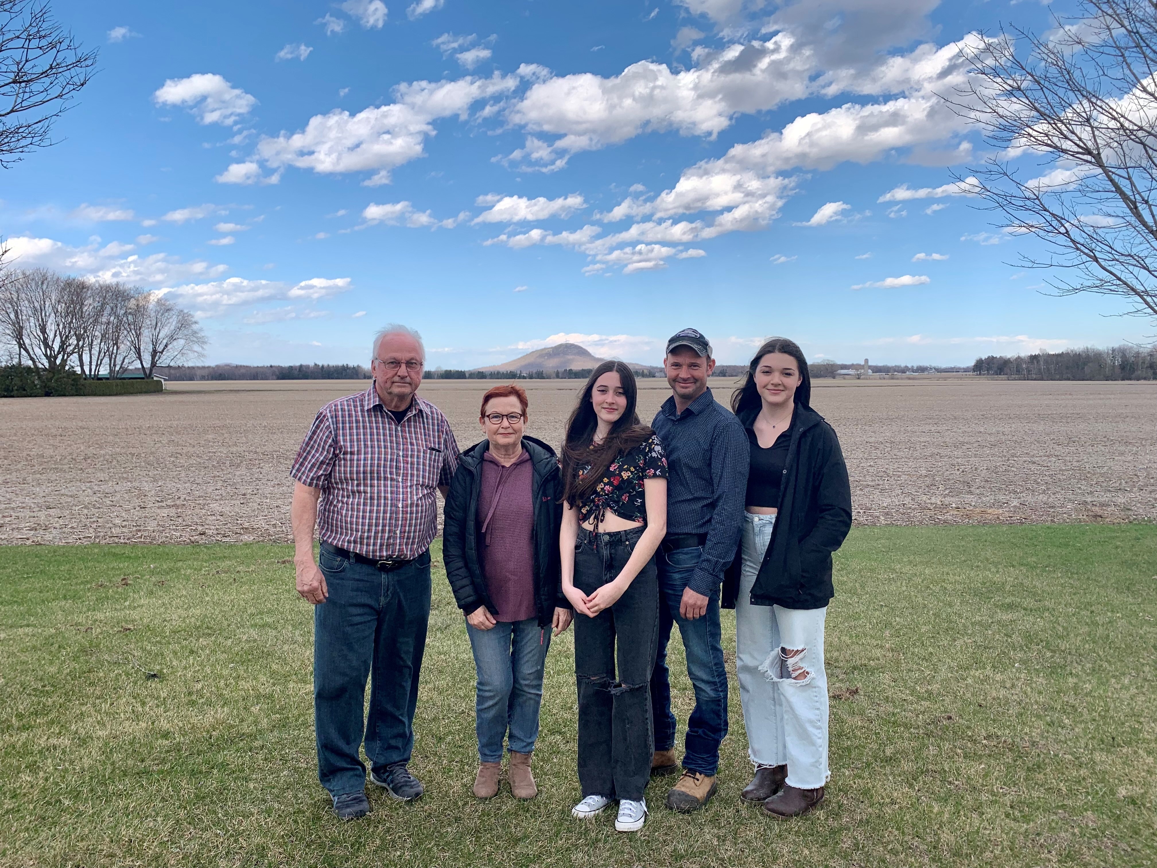Alltech a le plaisir de reconnaître Yvan, Jocelyne, Emmy, Sebastien et Élia de la Ferme Robec du Québec comme récipiendaire du prix Planète d'Abondance ™ 2022 d'Alltech Canada. 