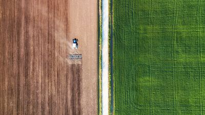 Tractor en campo de cultivohttps://www.alltech.com/es-es/blog/como-la-agricultura-puede-combatir-el-cambio-climatico