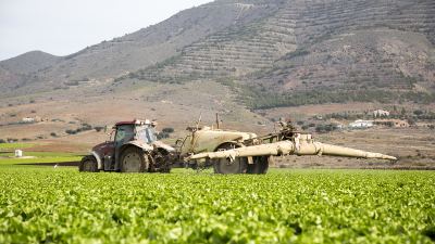 Tractor arando el campo