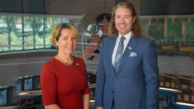 Tara McCarthy y Mark Lyons 